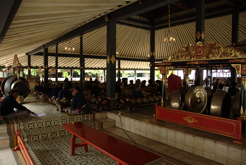 Yogyakarta: gamelan gongs