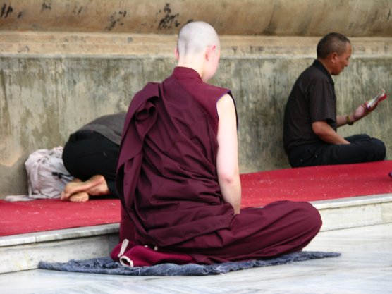 Bodhgaya, India: Buddhist at Mahabodhi Temple