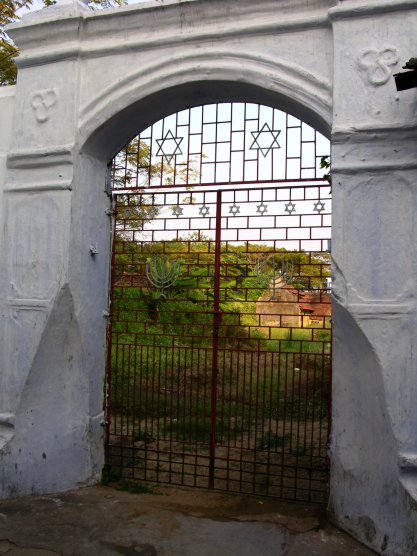 Kochi, India: Synagogue gate