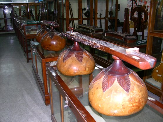 Chennai, India: Carved gourds and many strings